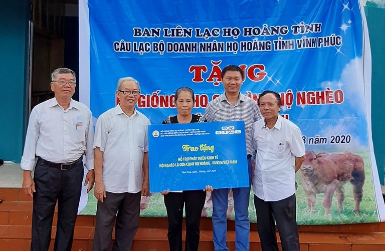 Đại diện Hội đồng dòng tộc Hoàng - Huỳnh trao bò giống cho gia đình ông Hoàng Văn Thể, thôn Quan Tử, xã Sơn Đông, huyện Lập Thạch